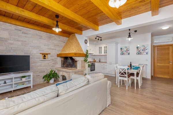 Foto van Stijlvolle villa met zwembad en tuin - Vakantiehuis in Čepić - LivingRoom