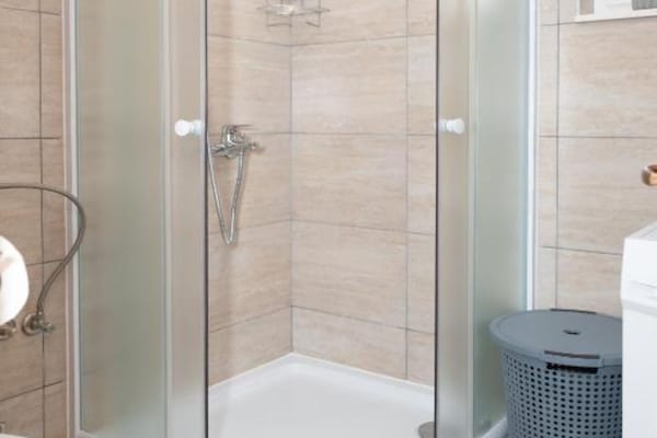 Foto van Five Bedroom Villa With Pool - Vakantiehuis in Bogatic - BathRoom