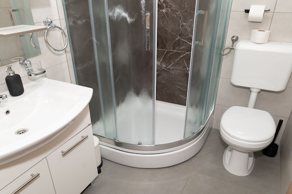 Foto van Five Bedroom Villa With Pool - Vakantiehuis in Bogatic - BathRoom