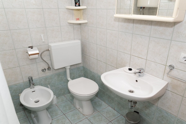 Foto van Five Bedroom Villa With Pool - Vakantiehuis in Bogatic - BathRoom