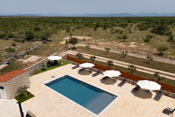 Foto van Five Bedroom Villa With Pool - Vakantiehuis in Bogatic - Pool