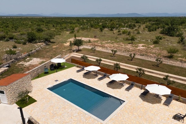 Foto van Five Bedroom Villa With Pool - Vakantiehuis in Bogatic - Pool