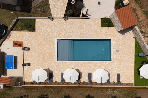 Foto van Five Bedroom Villa With Pool - Vakantiehuis in Bogatic - Pool