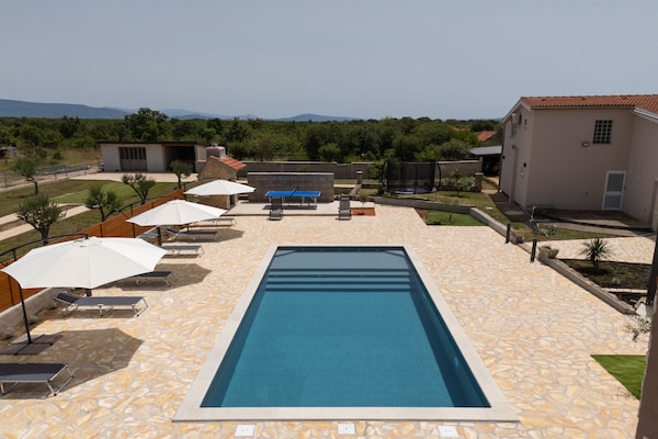 Foto van Five Bedroom Villa With Pool - Vakantiehuis in Bogatic - Pool