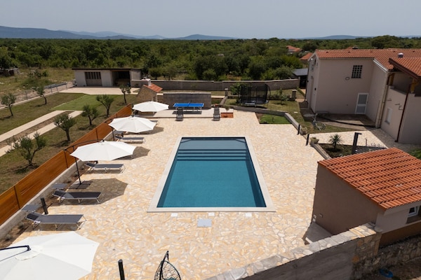 Foto van Five Bedroom Villa With Pool - Vakantiehuis in Bogatic - Pool