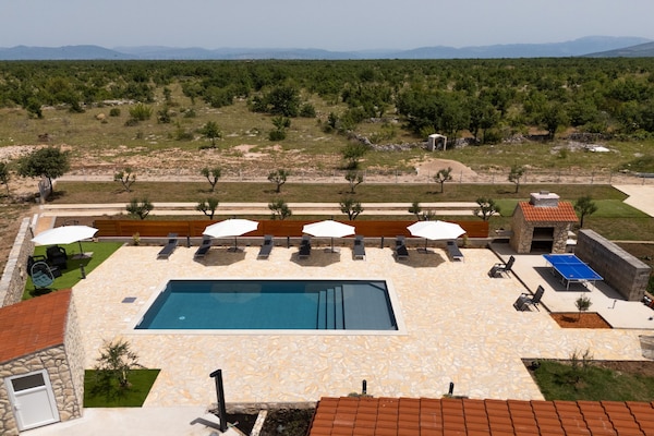 Foto van Five Bedroom Villa With Pool - Vakantiehuis in Bogatic - Pool