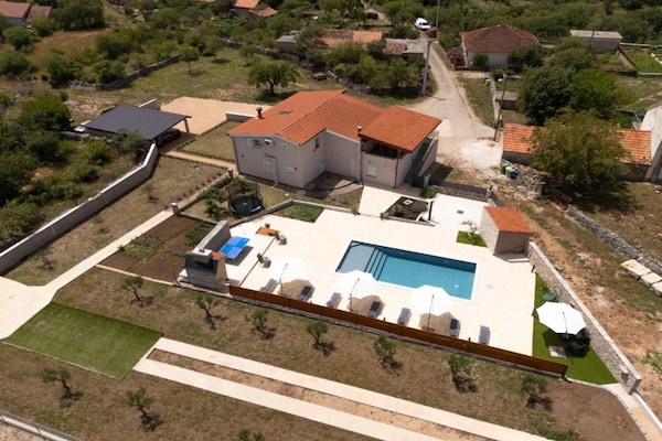 Foto van Five Bedroom Villa With Pool - Vakantiehuis in Bogatic - View