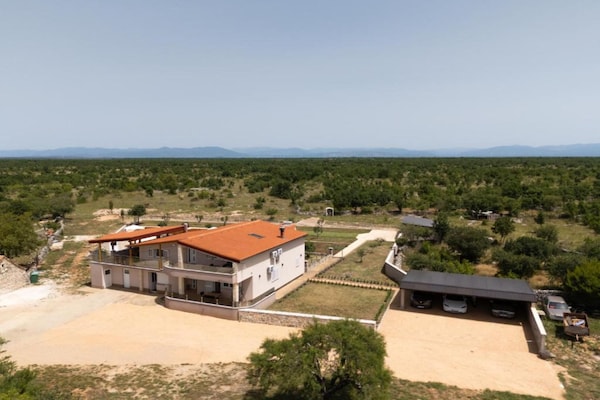 Foto van Five Bedroom Villa With Pool - Vakantiehuis in Bogatic - View