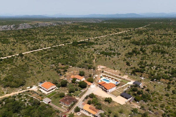 Foto van Five Bedroom Villa With Pool - Vakantiehuis in Bogatic - View