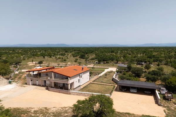 Foto van Five Bedroom Villa With Pool - Vakantiehuis in Bogatic - View