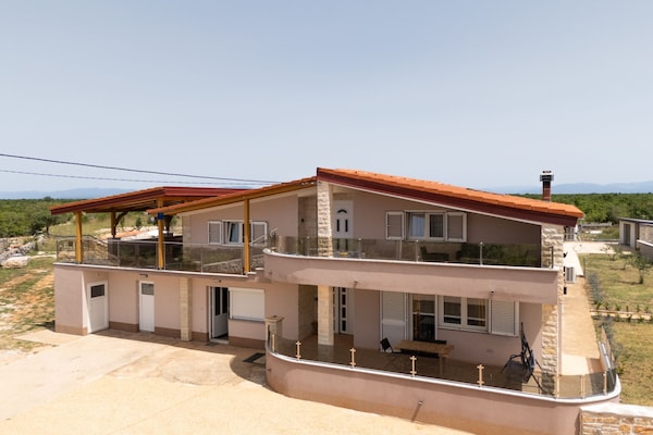 Foto van Five Bedroom Villa With Pool - Vakantiehuis in Bogatic - View