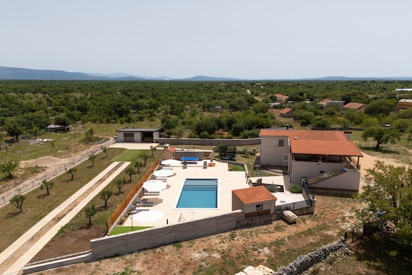 Foto van Five Bedroom Villa With Pool - Vakantiehuis in Bogatic - View