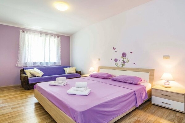 Foto van Cozy One Bedroom Apartment with Terrace - Vakantiehuis in Brsec - BedRoom
