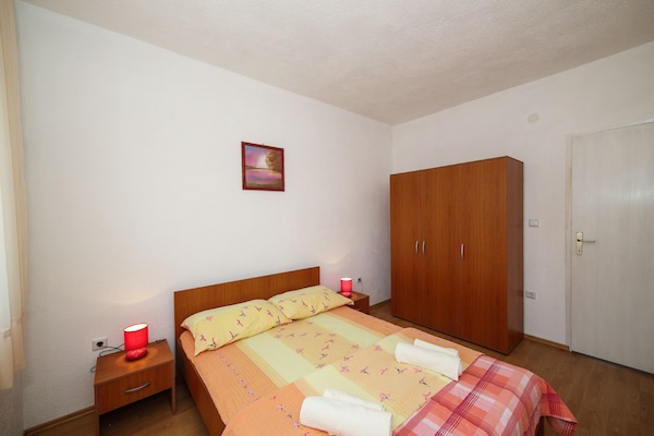 Foto van Cozy Beachfront Holiday Home Slatine - Five Bedroom Holiday Home - BedRoom