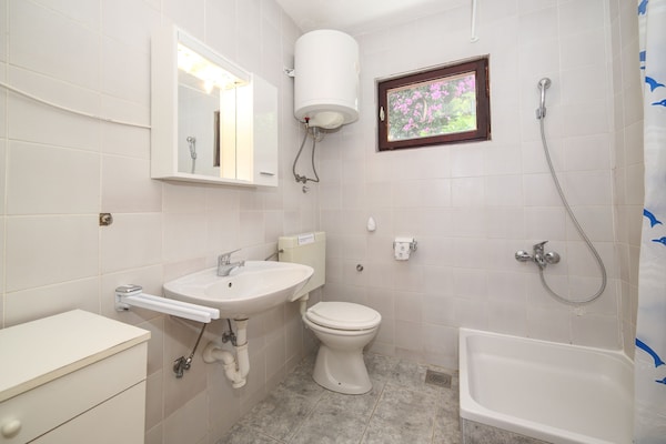 Foto van Cozy Beachfront Holiday Home Slatine - Five Bedroom Holiday Home - BathRoom