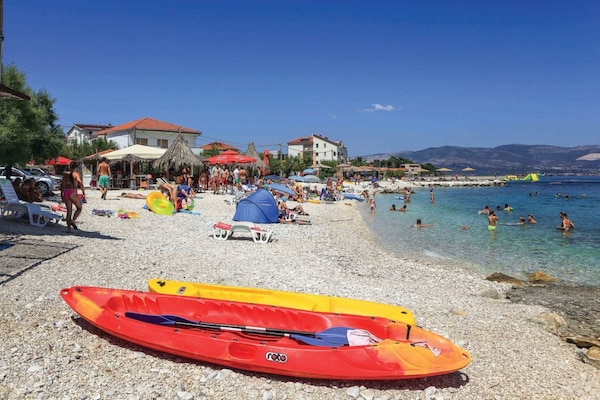 Foto van Cozy Beachfront Holiday Home Slatine - Five Bedroom Holiday Home - Outdoor