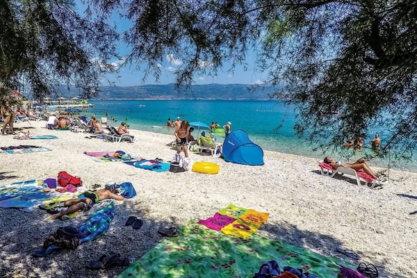 Foto van Cozy Beachfront Holiday Home Slatine - Five Bedroom Holiday Home - Outdoor