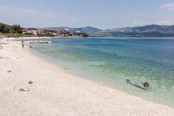 Foto van Cozy Beachfront Holiday Home Slatine - Five Bedroom Holiday Home - Outdoor
