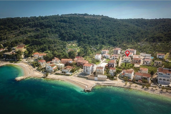 Foto van Cozy Beachfront Holiday Home Slatine - Five Bedroom Holiday Home - Outdoor
