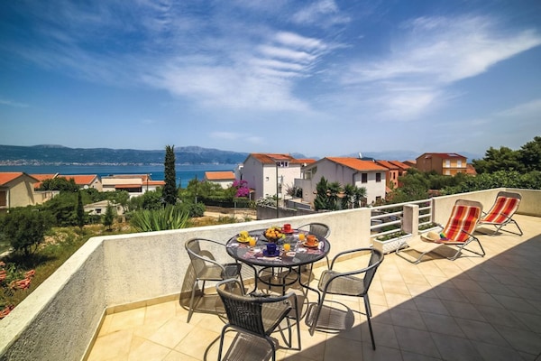 Foto van Cozy Beachfront Holiday Home Slatine - Five Bedroom Holiday Home - terrace