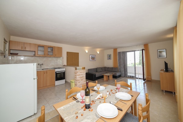 Foto van Cozy Beachfront Holiday Home Slatine - Five Bedroom Holiday Home - LivingRoom