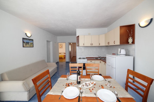 Foto van Cozy Beachfront Holiday Home Slatine - Five Bedroom Holiday Home - DiningRoom