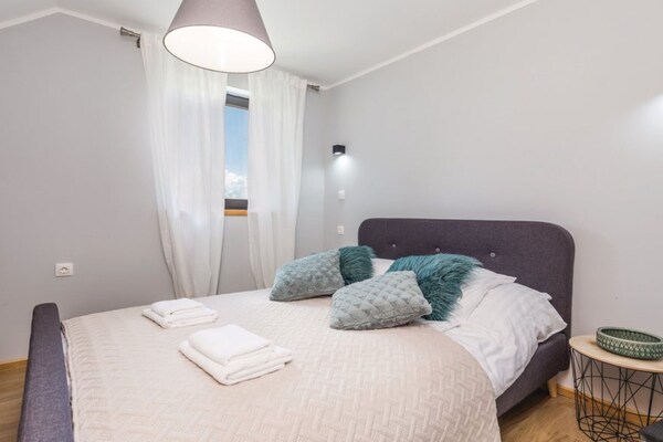 Foto van Countryside Villa Latin with Outdoor Swimming Pool - Four Bedroom Villa with Swimming Pool - BedRoom