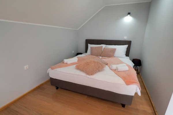 Foto van Countryside Villa Latin with Outdoor Swimming Pool - Four Bedroom Villa with Swimming Pool - BedRoom