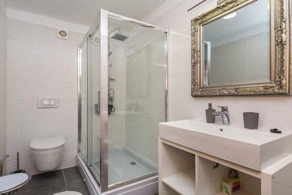 Foto van Countryside Villa Latin with Outdoor Swimming Pool - Four Bedroom Villa with Swimming Pool - BathRoom