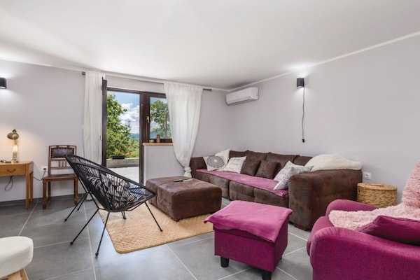 Foto van Countryside Villa Latin with Outdoor Swimming Pool - Four Bedroom Villa with Swimming Pool - LivingRoom