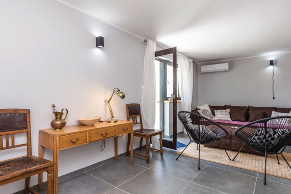 Foto van Countryside Villa Latin with Outdoor Swimming Pool - Four Bedroom Villa with Swimming Pool - LivingRoom