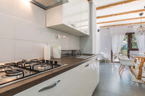 Foto van Countryside Villa Latin with Outdoor Swimming Pool - Four Bedroom Villa with Swimming Pool - Kitchen