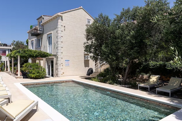 Foto van Deluxe apartment Marghareta - Three Bedroom Apartment with Sea View and Terrace - Pool