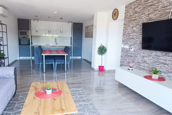 Foto van Dalmatia Apartments - Three Bedroom Apartment with Balcony and Sea View 7 - LivingRoom