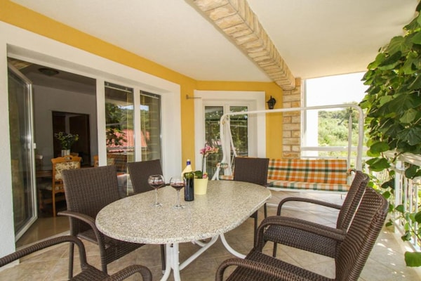 Foto van Deluxe Three Bedroom Apartment with Balcony and Pool - Terrace