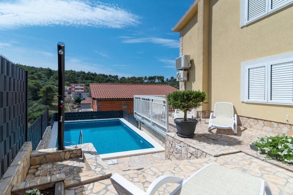 Foto van Deluxe Three Bedroom Apartment with Balcony and Pool - Pool