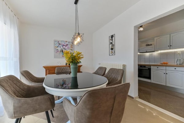 Foto van Deluxe Three Bedroom Apartment with Balcony and Pool - DiningRoom