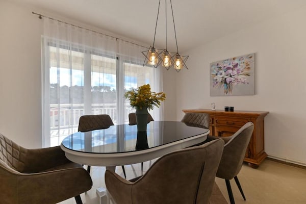 Foto van Deluxe Three Bedroom Apartment with Balcony and Pool - DiningRoom