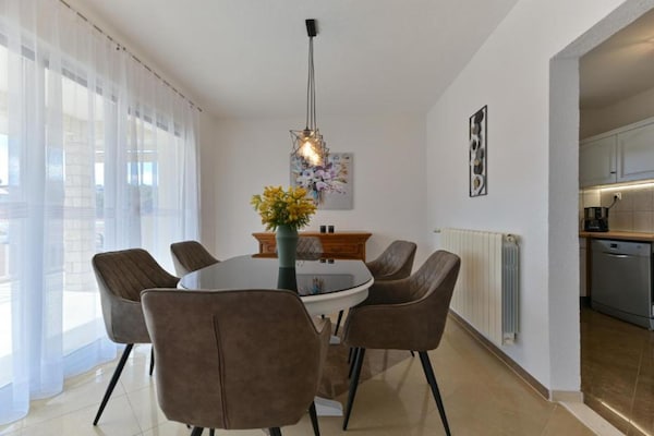 Foto van Deluxe Three Bedroom Apartment with Balcony and Pool - DiningRoom