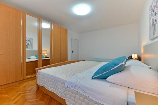 Foto van Deluxe Three Bedroom Apartment with Balcony and Pool - BedRoom