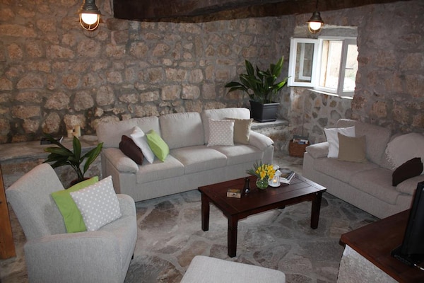 Foto van Stenen Huis in Brotnice bij Cavtat & Zee - Vakantiehuis in Brotnice - LivingRoom