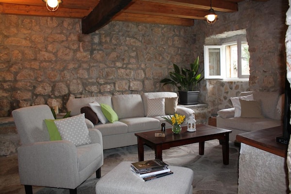 Foto van Stenen Huis in Brotnice bij Cavtat & Zee - Vakantiehuis in Brotnice - LivingRoom