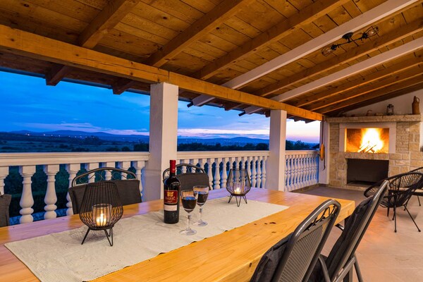 Foto van Familieverblijf met zwembad en terras - Vakantiehuis in Žažvic - TerraceBalcony