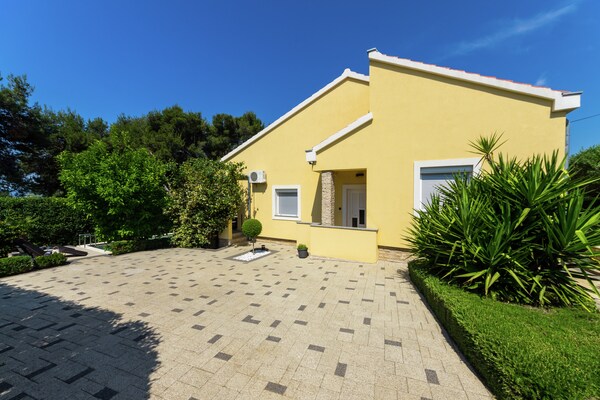 Foto van Prachtige villa met privézwembad in Zadar - Vakantiehuis in Zadar - ExteriorSummer