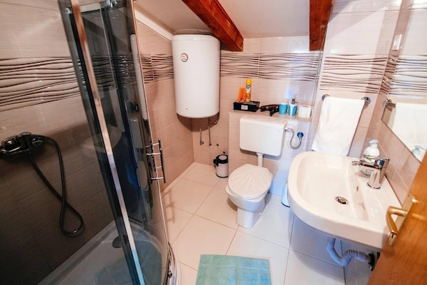 Foto van MY DALMATIA - Holiday home Korlat - Vakantiehuis in Korlat - BathRoom