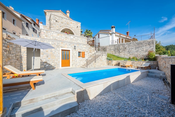 Foto van Vakantiehuis Pazin met Zwembad - Vakantiehuis in PAZIN - ExteriorSummer