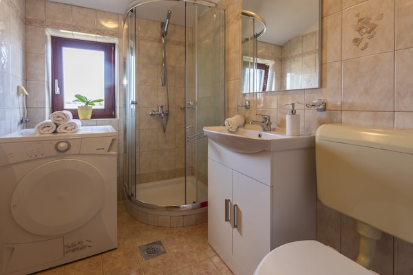 Foto van Villa in Kujici bij Strand met Zwembad - Vakantiehuis in Kujići - BathRoom