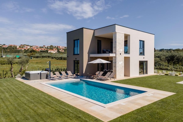 Foto van Exquisite villa met jacuzzi - Vakantiehuis in Labinci - PoolOfHouse