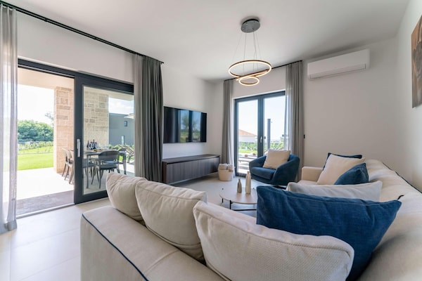 Foto van Exquisite villa met jacuzzi - Vakantiehuis in Labinci - LivingRoom