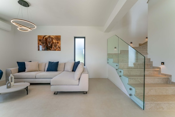 Foto van Exquisite villa met jacuzzi - Vakantiehuis in Labinci - LivingRoom